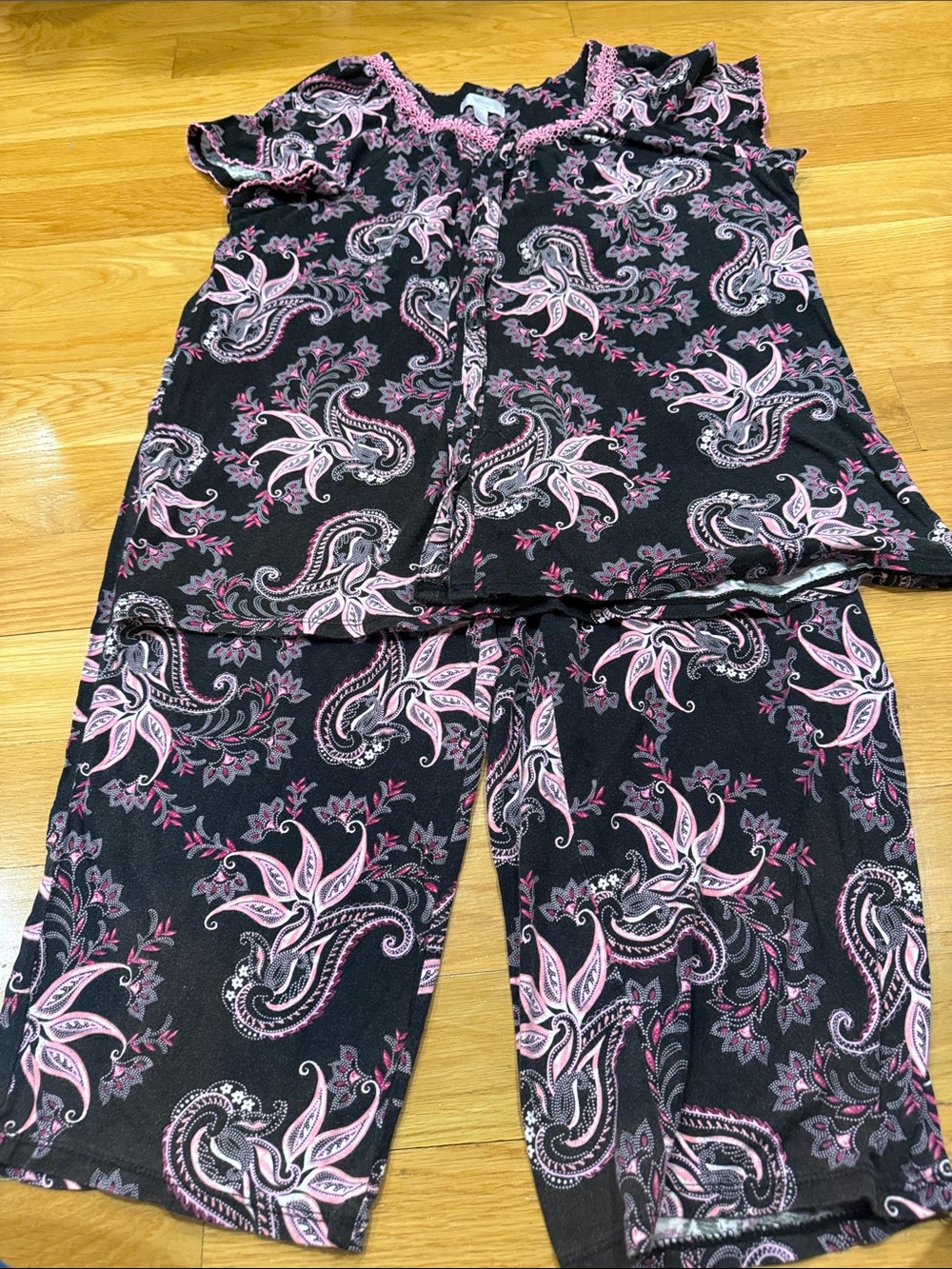Secret treasures women’s 2 piece capris sleep set size large . (12-14)